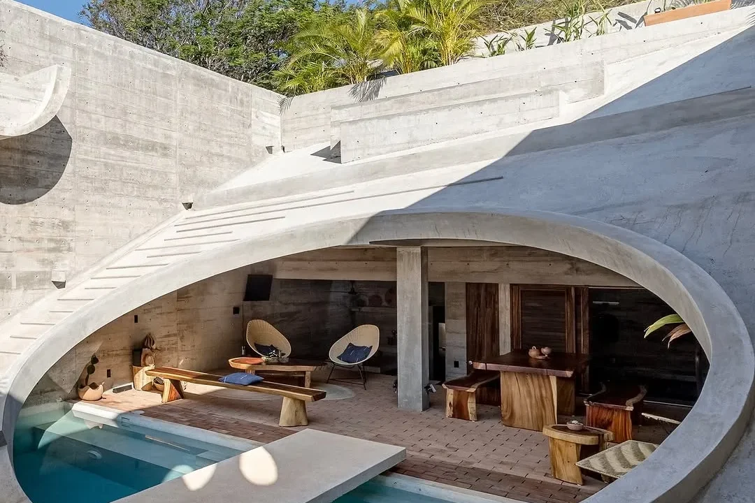 Casa Hezbo, Hunian Brutalis Modern Dengan Atap Miring Ikonik di Meksiko