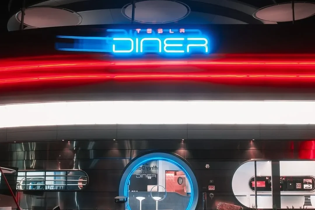 Elon Musk Hadirkan Tesla Diner Canggih Lengkap Dengan Layar Film dan Robot